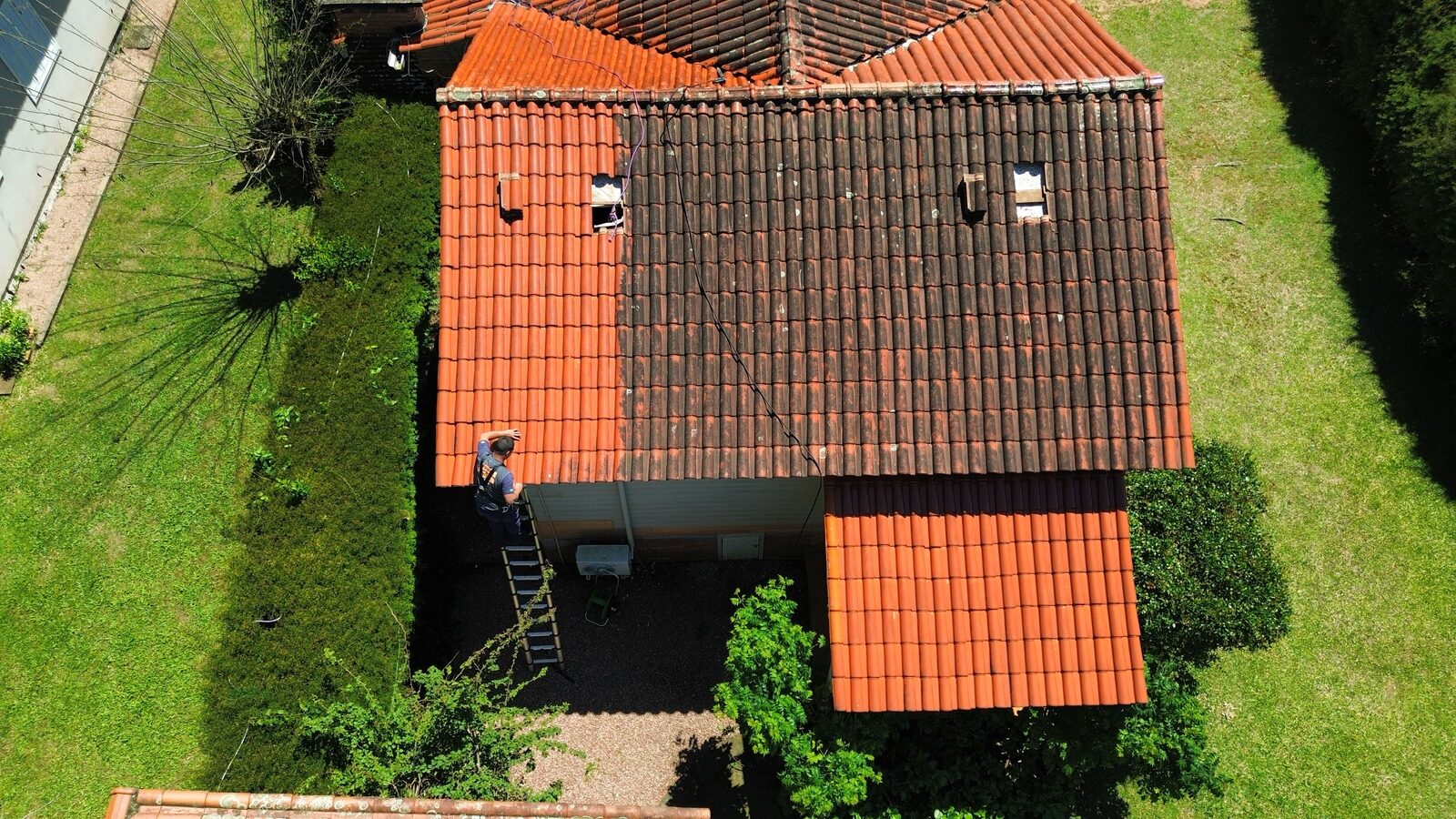 Telhado sujo antes da lavagem — vista aerea por drone